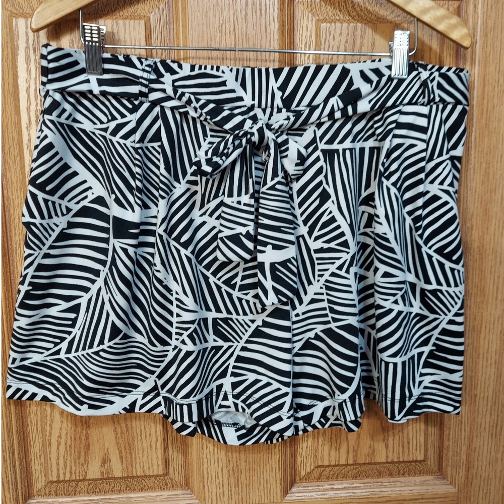 Robert Louis Womens XL Shorts Black White Geometric Leaf Print Tie Waist Stretch